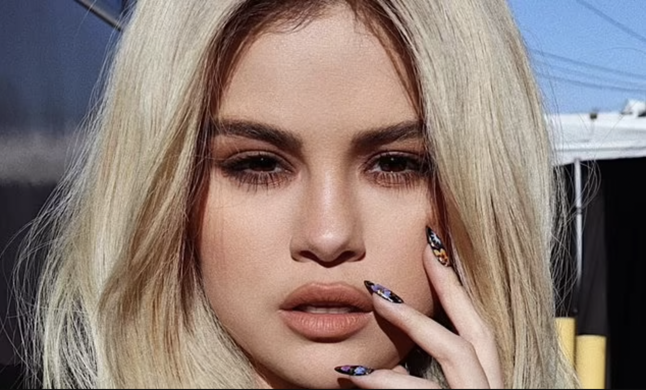 Selena Gomez just posted a stunning blonde bikini pic