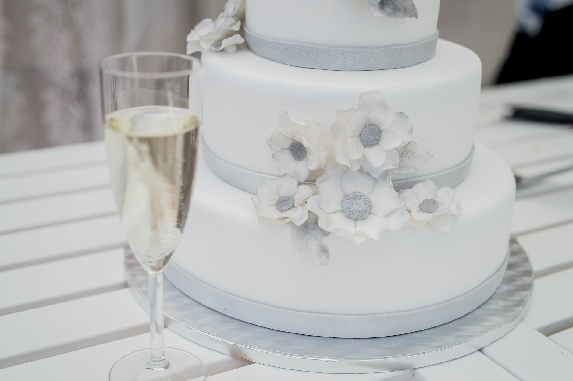 How to save HUNDREDS of dollars on your wedding cake