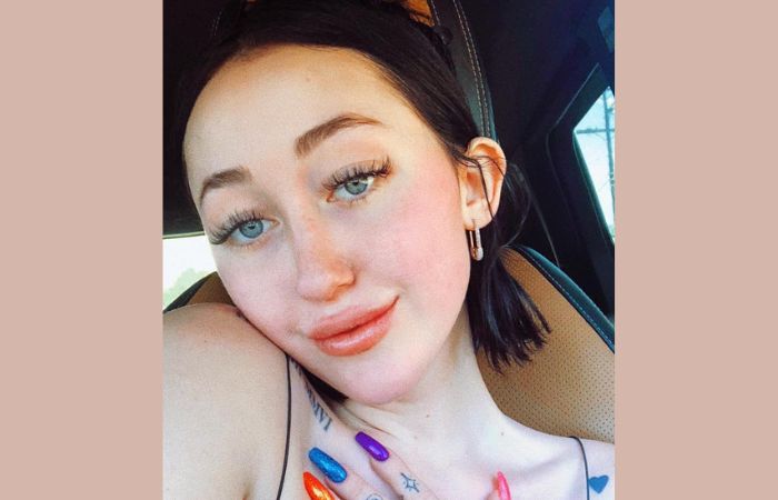 Noah Cyrus posts artsy nudes + Other rare details about the singer