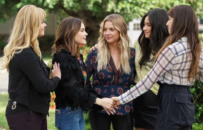 Is the cast of ‘Pretty Little Liars’ still friendly with each other?