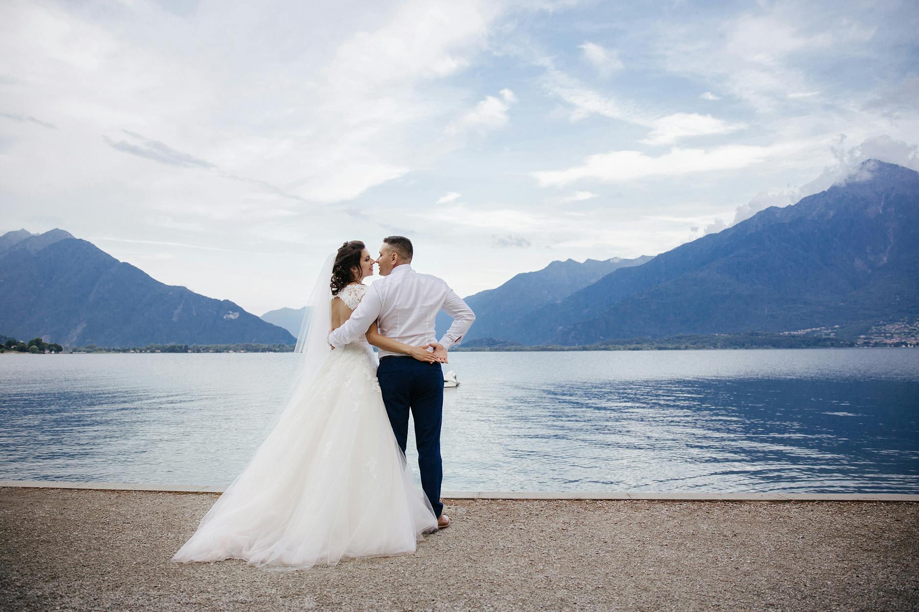 10 money-saving tips for brides and grooms with upcoming wedding days