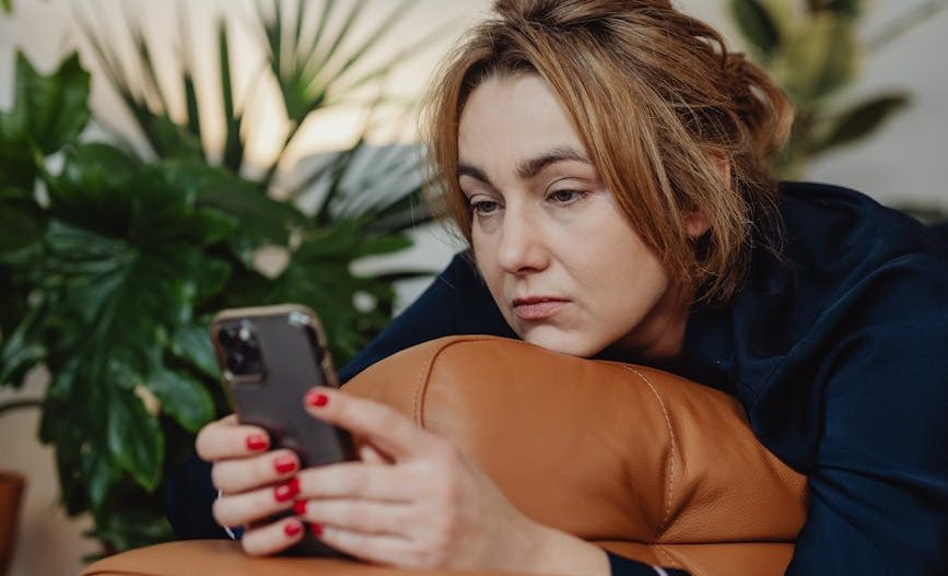 These stats prove social media detoxes might be necessary AF in 2025