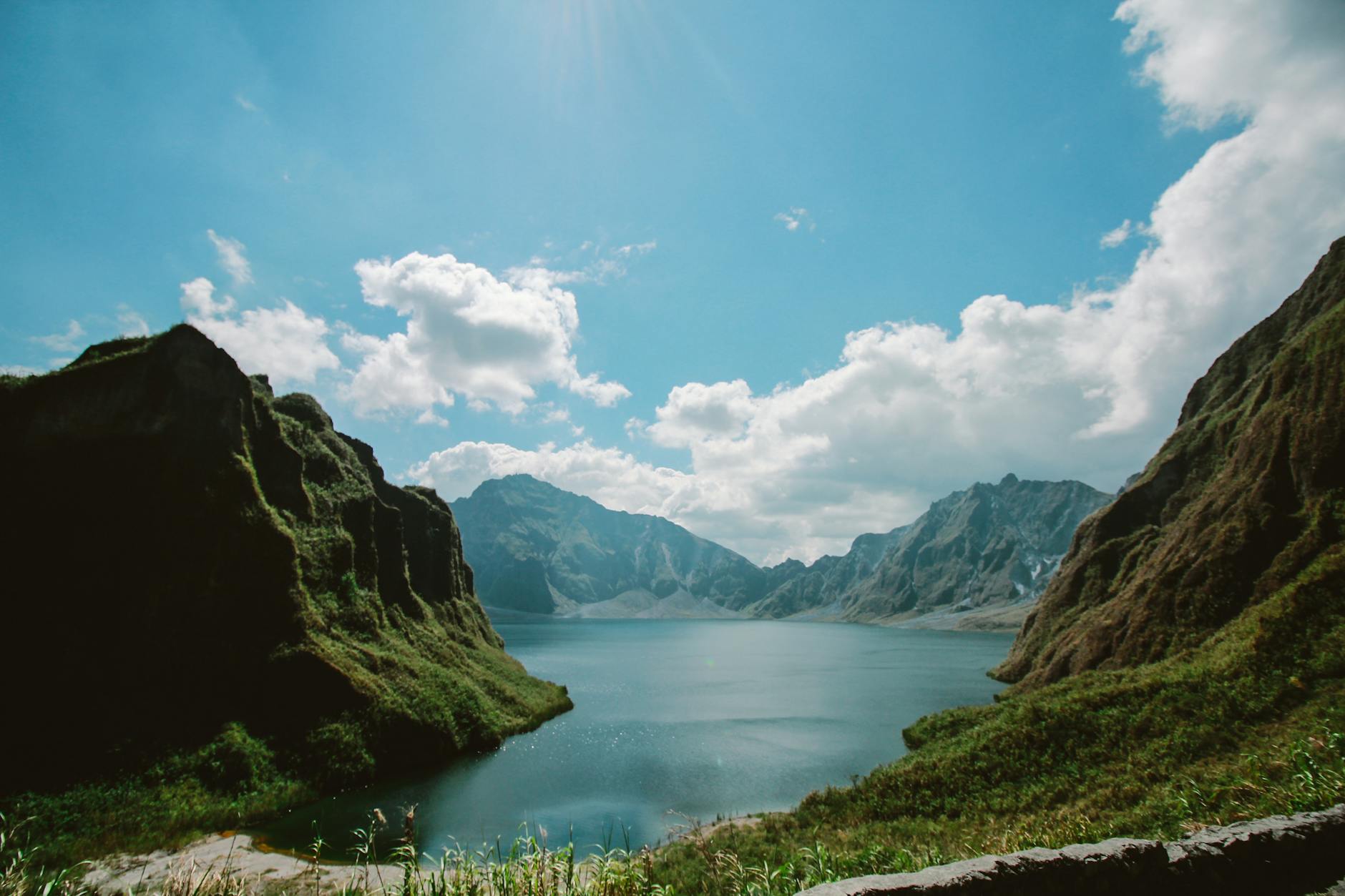 photo of the crater of mt pinatubo