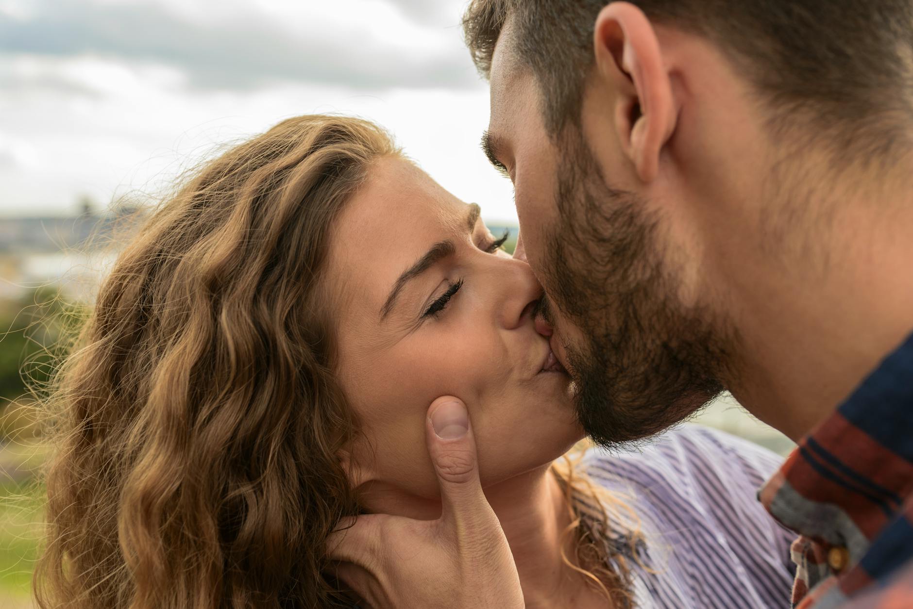 Expert reveals how a six-second kiss could save your relationship