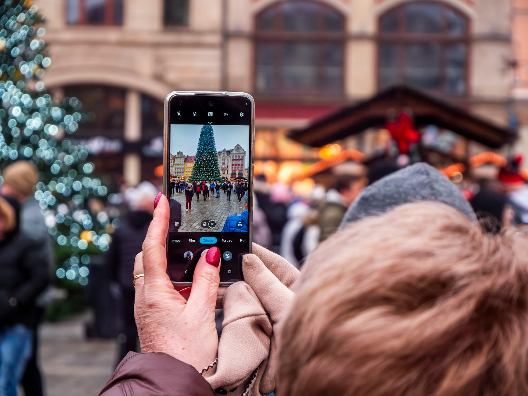 capturing christmas market with smartphone